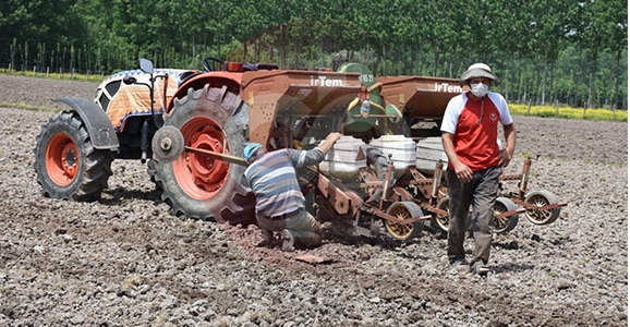Çiftçiler Gününü Tarlada Kutladılar