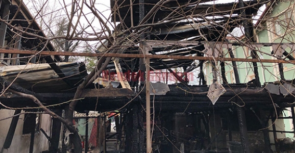 ÇIKAN YANGINDA 2 KAFE KÜL OLDU