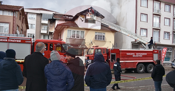 Çıkan Yangında Çatı Katı Kullanılmaz Hale Geldi