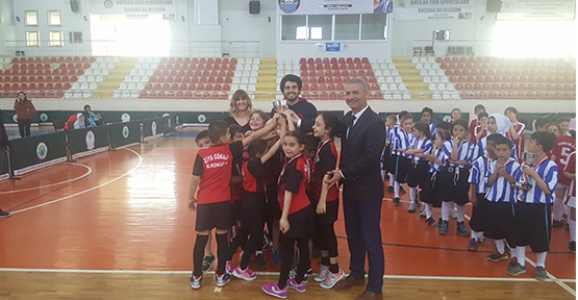 Çocuk Oyunlarında Mendil Kapmaca