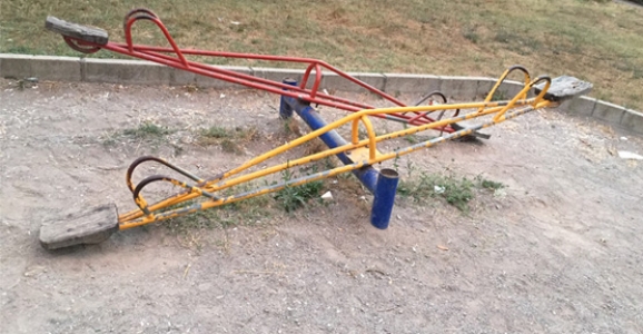 ÇOCUK PARKLARI BAKIM BEKLİYOR