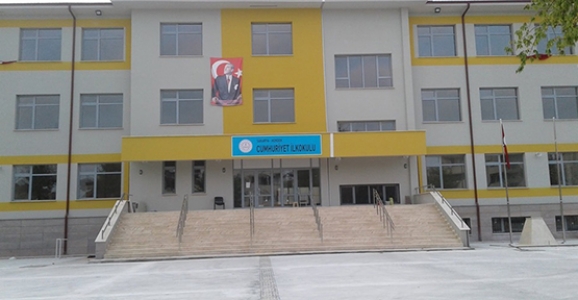 Cumhuriyet İlkokulunun Bir Sorunu Daha Çözüldü