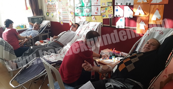 CUMHURİYET ORTAOKULUNDAN KAN BAĞIŞI KAMPANYASI