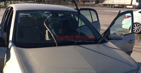 DEMİR ÇUBUK OTOMOBİLE OK GİBİ SAPLANDI