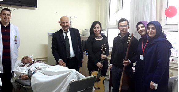 DİYALİZ HASTALARINA MÜZİKLE MORAL VERDİLER