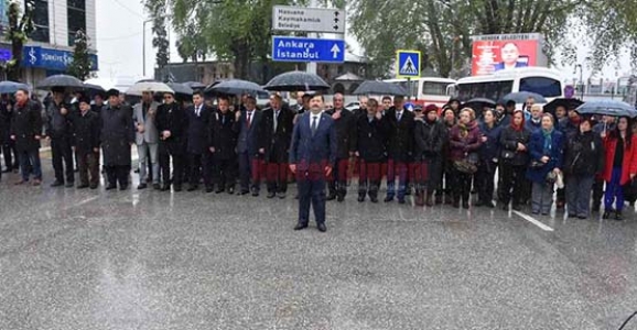 DOĞAN ÇELENK KOYMAYA GİDERKEN DÜŞTÜ