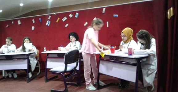 Doktor Çıldırdı Tiyatro Oyunu Sergilendi