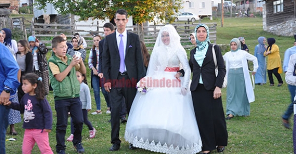 DÜĞÜN İÇİN YAYLAYI SEÇTİLER