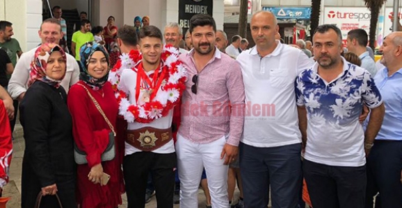 Dünya Şampiyonuna Coşkulu Karşılama