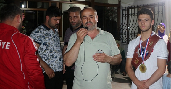 Dünya Şampiyonuna  Görkemli Karşılama 