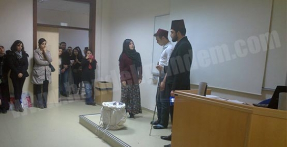 EĞİTİM FAKÜLTESİ ÖĞRENCİLERİ İSTİKLAL MARŞI VE MEHMET AKİF ERSOY’U ANDI