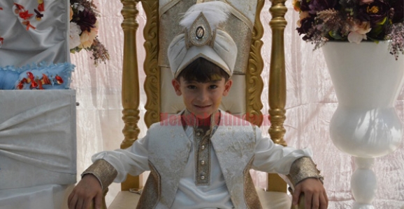 EMİR ERKEKLİĞE ADIMINI ATTI