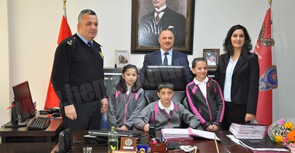 EMNİYET MÜDÜRÜ KOLTUĞUNU DEVRETTİ