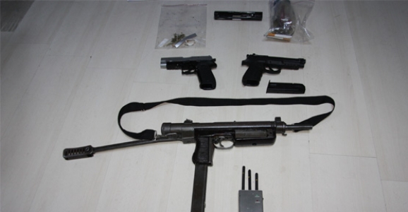 EMNİYET RUHSATSIZ SİLAHLARA VE UYUŞTURUCUYA GÖZ AÇTIRMIYOR