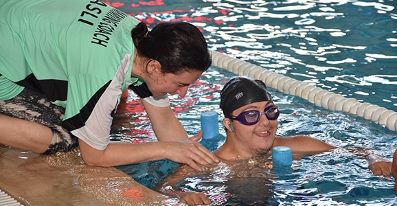 Engellere Kulaç Atıyorlar