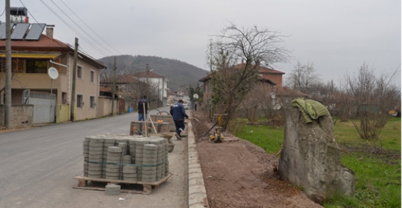 ESKİ DÜZCE CADDESİ’NDE YAYA YOLU VE AYDINLATMA ÇALIŞMASI
