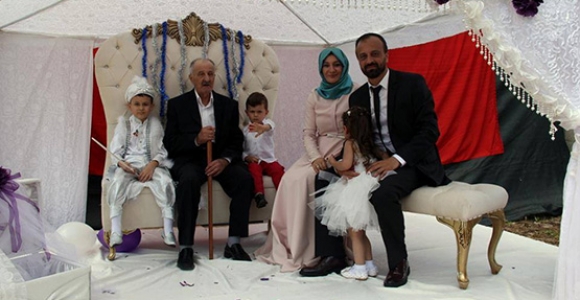 EŞME AİLESİNİN OĞLU EFE DELİKANLI OLDU 