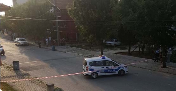 EVİNİN ÖNÜNDE KURŞUN YAĞDIRIP ÖLDÜRÜLDÜ