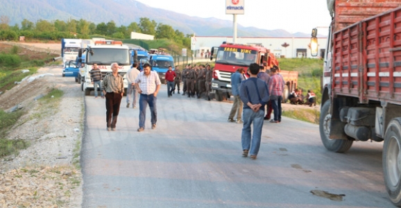 EYLEMCİLER YOLU TRAFİĞE AÇTI