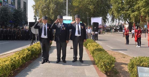 GAZİLER GÜNÜ HENDEK'TE TÖRENLE KUTLANDI 