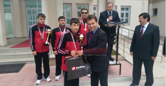 GÖRME ENGELLİ ŞAMPİYON YÜZÜCÜYE ÖDÜL