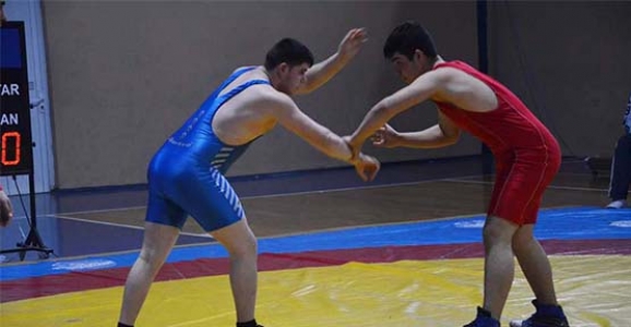 GÜREŞÇİ YILDIZLAR İL BİRİNCİLİĞİ İÇİN YARIŞTI