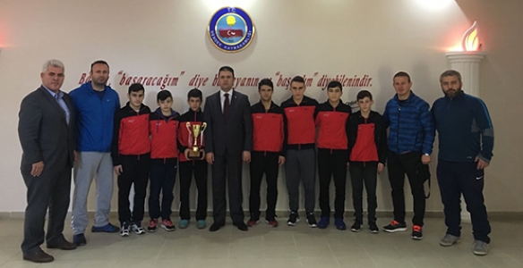 GÜREŞÇİLER KAYMAKAM BURHAN’I ZİYARET ETTİ