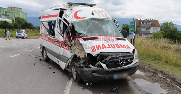 HASTA NAKLEDEN AMBULANS KAZA YAPTI