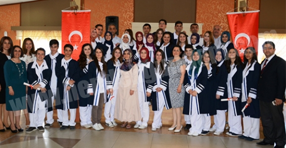 HEMŞİRE ADAYLARI KEP ATTI