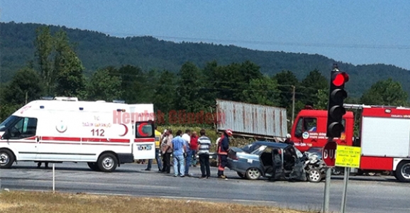  HENDEK 2.OSB KAVŞAĞINDA MEYDANA GELEN KAZADA 4 KİŞİ YARALANDI