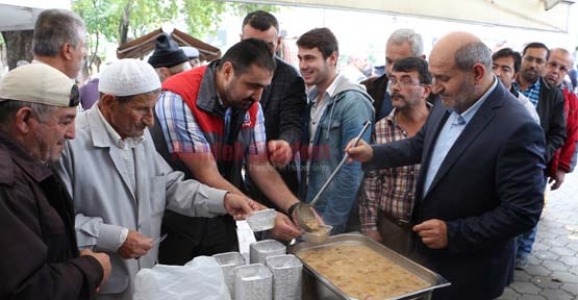 HENDEK BELEDİYESİ AŞURE DAĞITTI