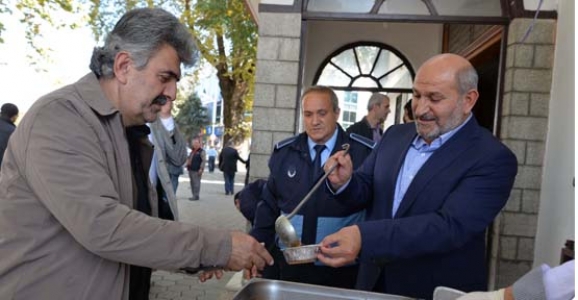 HENDEK BELEDİYESİ AŞURE DAĞITTI 