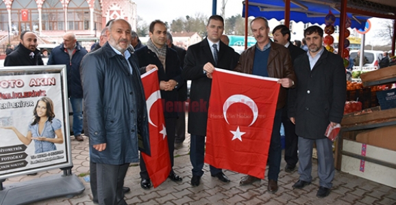 HENDEK BELEDİYESİ BAYRAK DAĞITTI