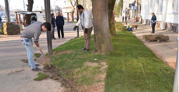 HENDEK BELEDİYESİ CADDELERDE BAKIM YAPIYOR