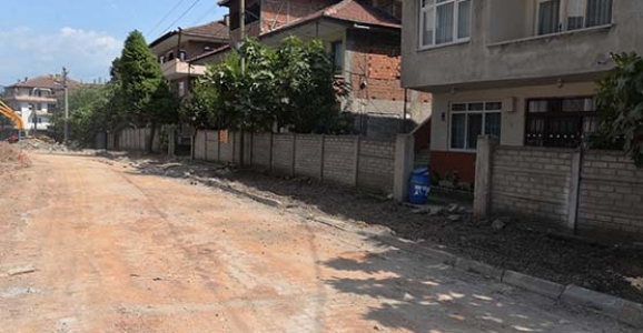 HENDEK BELEDİYESİ CADDELERDE BAKIM YAPIYOR