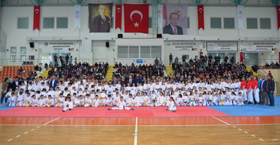 Hendek Belediyesi Karate İhtisas Kulübü Sporcuları Düzenlenen Törenle Diplomalarını Aldı