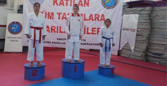 HENDEK BELEDİYESİ KARATE TAKIMI ENGEL TANIMIYOR