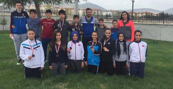 HENDEK BELEDİYESİ KARATE TAKIMI GÜRLEDİ
