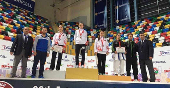 HENDEK BELEDİYESİ KARATE TAKIMINDAN 5'TE 5