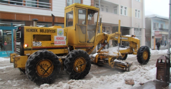 HENDEK BELEDİYESİ KARLA MÜCADELE EDİYOR