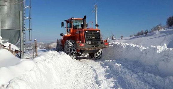 HENDEK BELEDİYESİ KARLA MÜCADELEYE DEVAM