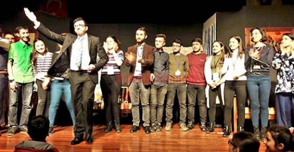 HENDEK BELEDİYESİ ODA TİYATROSU SEYİRCİLERİNE SALON YETMEDİ.