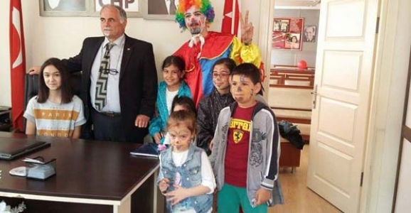 HENDEK CHP’DEN 23 NİSAN KUTLAMA VE RESİM STANDI AÇTI