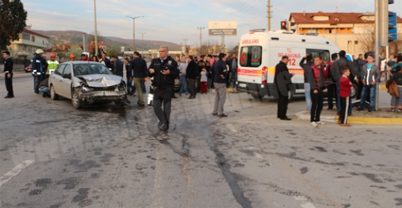 HENDEK D100 KARAYOLUNDA KAZA 4 YARALI