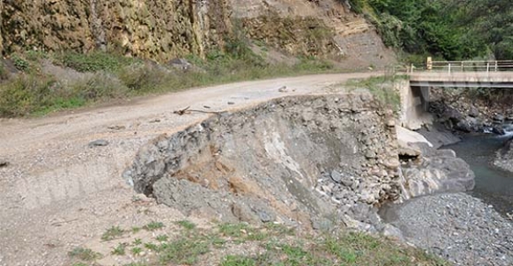HENDEK DİKMEN VE GÜNEY MAHALLESİ YOLU’DA TEHLİKE