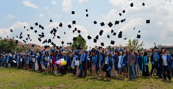 HENDEK EĞİTİM FAKÜLTESİNDE MEZUNİYET COŞKUSU