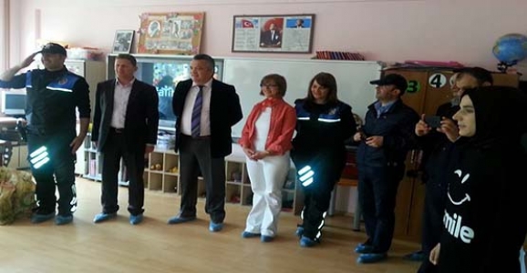 HENDEK EMNİYET MÜDÜRÜNDEN MİNİKLERE JEST