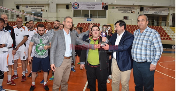 HENDEK ESNAFLARI  VOLEYBOL TURNUVASI 3.OLDU