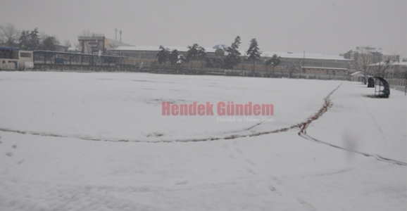 HENDEK GENÇLİKSPOR MAÇINA KAR ENGELİ 
