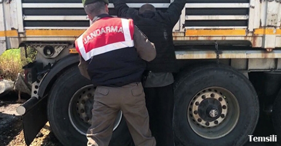 HENDEK JANDARMASI KAÇAK AKARYAKIT ELE GEÇİRDİ